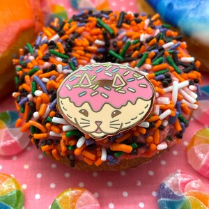 Lil&#39; Sweeties Do-Cat Donut (Strawberry) Pin