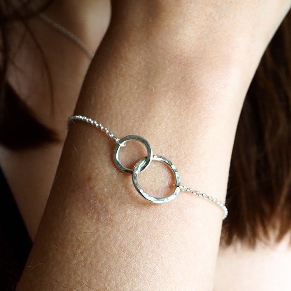 Bracelet en argent avec cercles martelés