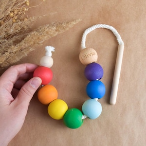 Holzschnürspielzeug Fädelperlen Personalisiertes Geschenk 1.Geburtstag für Kind Montessori Regenbogen Spiel für Kleinkinder Lernspielzeug