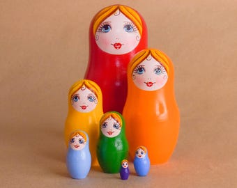 Boneca Matryoshka dentro uma da outra que fica menor, pintura tradicional de madeira feita à mão, brinquedo de classificação de cores, materiais Montessori, presente para crianças