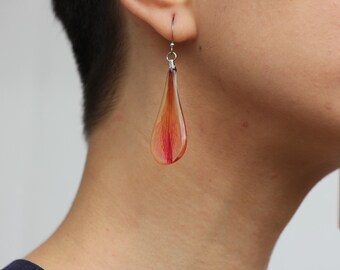 Boucles d’oreilles Alstroemeria rouges et blanches ; bijoux nature unique, conservés en résine.