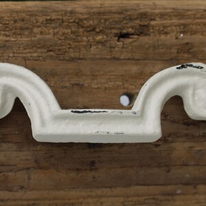 Tirador/pomo de estilo shabby chic de hierro en color blanco crema.