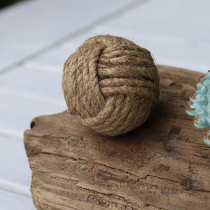 Gałka meblowa/uchwyt do szuflady w stylu marynistycznym: węzeł z liny jutowej