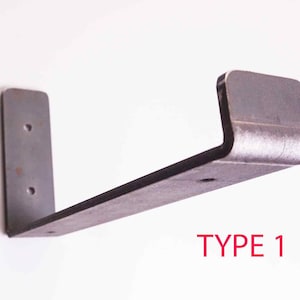 K&ouml;nnte beinhalten: Eine Metall-Regalhalterung mit abgerundeter Kante. Die Halterung ist aus Stahl und hat eine dunkelgraue Oberfl&auml;che. Die Halterung ist mit "TYPE 1" gekennzeichnet.