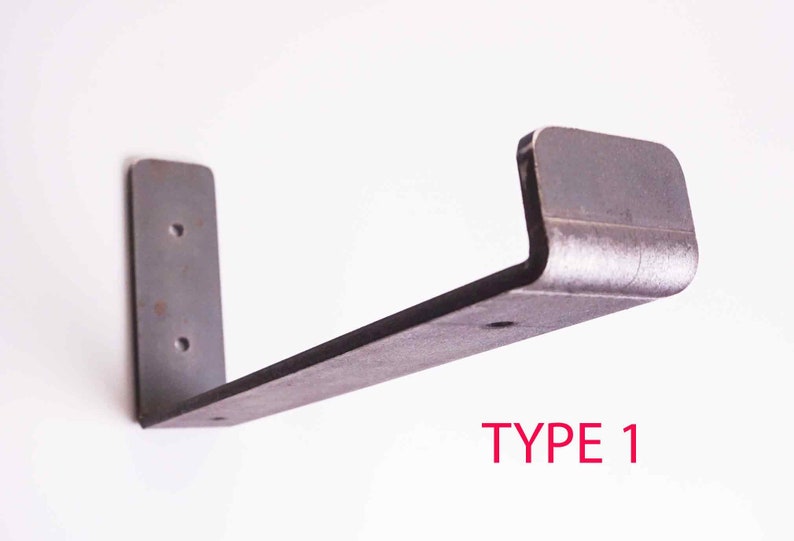 K&ouml;nnte beinhalten: Eine Metall-Regalhalterung mit abgerundeter Kante. Die Halterung ist aus Stahl und hat eine dunkelgraue Oberfl&auml;che. Die Halterung ist mit "TYPE 1" gekennzeichnet.