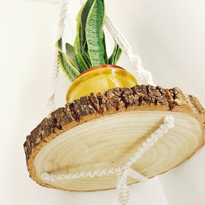 Großes rustikales rundes Holzregal - Makramee hängende Holzscheibe