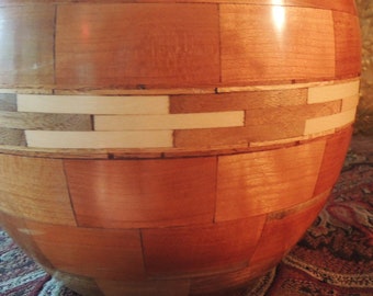 Kirsche Vase mit Ahorn und Nussbaum Dekoration