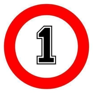 Puede incluir: Un círculo blanco con el número 1 negro en negrita en el interior, delineado en negro. El número está centrado dentro del círculo. El círculo está rodeado por un grueso anillo rojo, creando la apariencia de una señal de stop.