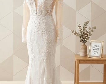 Elegante witte bruidsjurk met bloemenkant – getailleerd zeemeerminsilhouet met kathedraalsleep