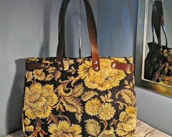 Tas van damast jacquardstof met leren handvatten, in Mary Poppins-stijl.