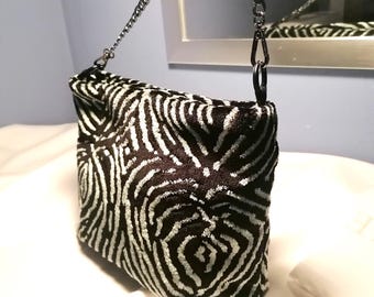 Bolso de terciopelo con estampado de cebra en blanco y negro con cadena. Clutch.