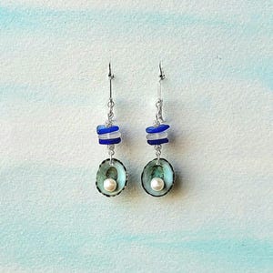 Prawdziwe szkło morskie Periwinkle, kobaltowe i akwamarynowe szkło morskie, kolczyki z limonki i srebra wysokiej próby/kolczyki z niebieskiego szkła morskiego Limpet/biżuteria ze szkła morskiego