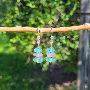 Orecchini in vero vetro marino color acquamarina, vetro marino viola al neodimio, orecchini impilati in vetro marino verde acqua e orecchini in argento sterling/orecchini impilati in vetro marino/gioielli in vetro marino