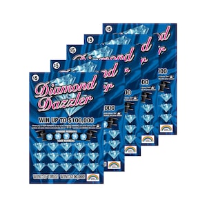 Pu&ograve; includere: Cinque biglietti della lotteria blu e rosa con un design a forma di diamante. I biglietti sono per il gioco "Diamond Dazzler" e offrono la possibilit&agrave; di vincere fino a 100.000 &euro;. I biglietti hanno uno sfondo blu con un grande diamante al centro. Il testo "Diamond Dazzler" &egrave; scritto in lettere rosa e bianche. I biglietti hanno anche un design arcobaleno nella parte inferiore.