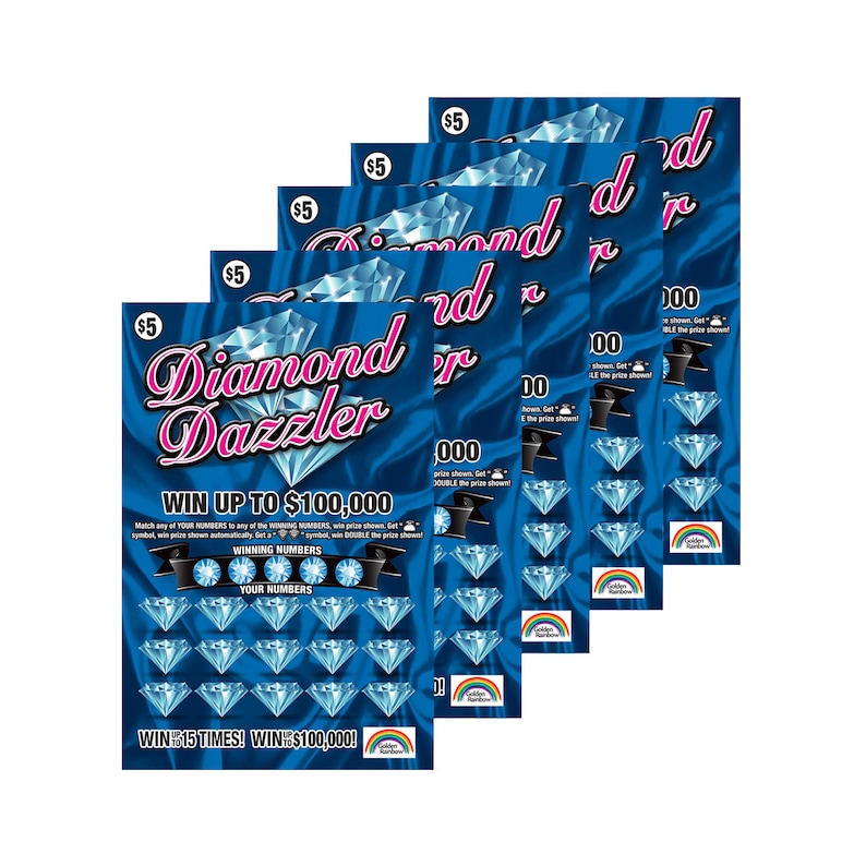 Pu&ograve; includere: Cinque biglietti della lotteria blu e rosa con un design a forma di diamante. I biglietti sono per il gioco "Diamond Dazzler" e offrono la possibilit&agrave; di vincere fino a 100.000 &euro;. I biglietti hanno uno sfondo blu con un grande diamante al centro. Il testo "Diamond Dazzler" &egrave; scritto in lettere rosa e bianche. I biglietti hanno anche un design arcobaleno nella parte inferiore.