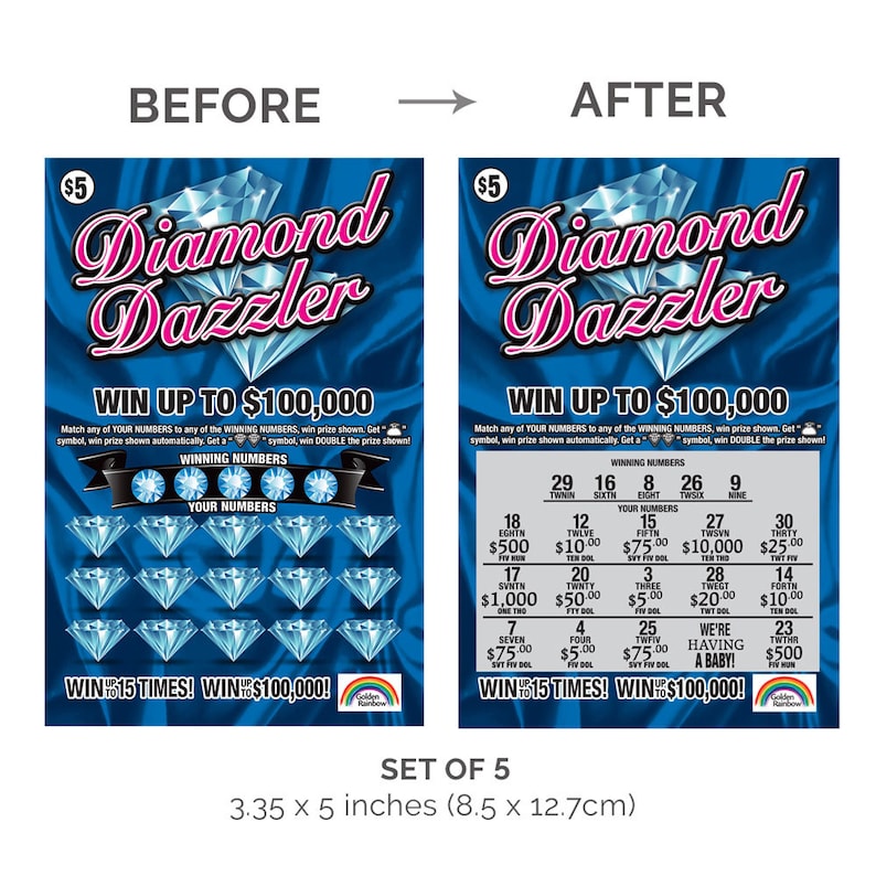 Pu&ograve; includere: Un biglietto della lotteria blu e bianco con un design a diamante. Il biglietto &egrave; per il gioco "Diamond Dazzler" e offre la possibilit&agrave; di vincere fino a 100.000 &euro;. Il biglietto ha un set di numeri da abbinare e un set di numeri vincenti. Il biglietto misura 8,5 cm per 12,7 cm.