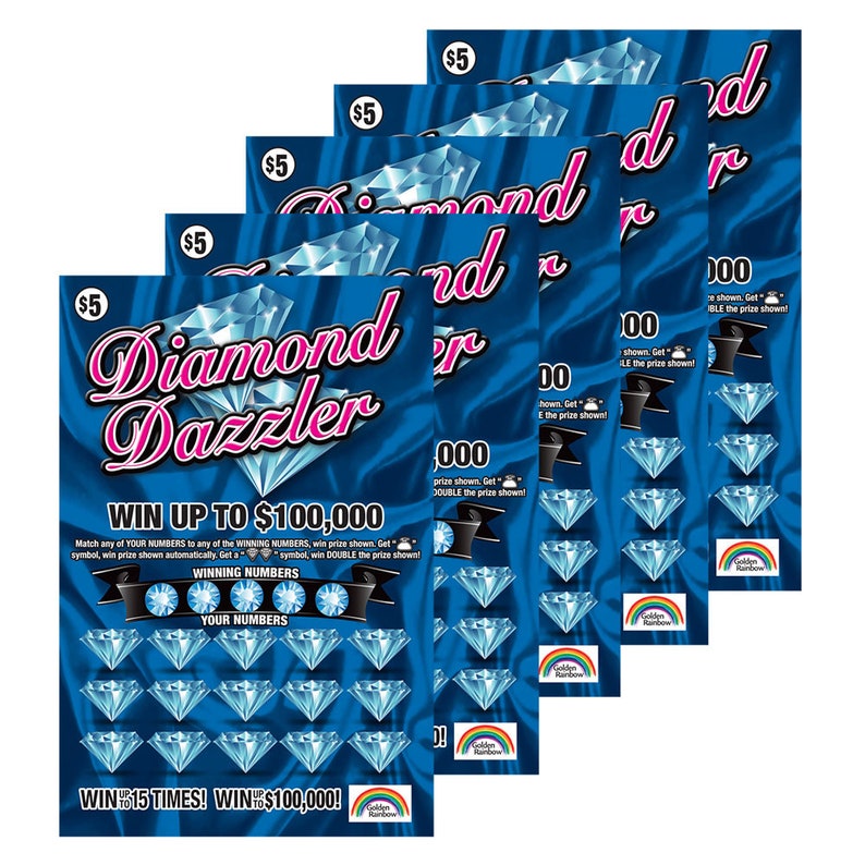 Pu&ograve; includere: Quattro biglietti della lotteria blu e rosa con un design a forma di diamante. I biglietti sono per il gioco "Diamond Dazzler" e offrono la possibilit&agrave; di vincere fino a 100.000 &euro;. Ogni biglietto ha un set di numeri da abbinare e un messaggio "VINCERE 15 VOLTE! VINCERE 100.000 &euro;!"
