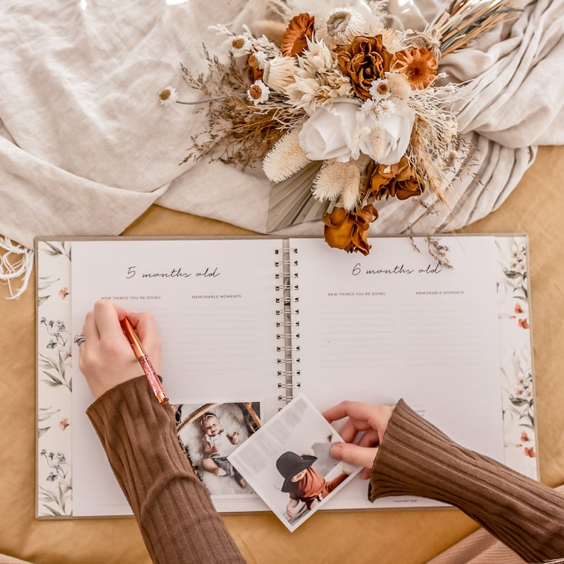 Peachly Floral Baby Memory Book (AU) - Photo Keepsake to Record Milestones & Firsts for Baby Girl Bild 9