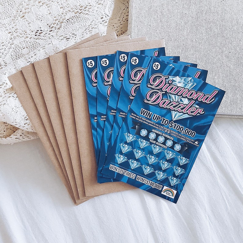 Pu&ograve; includere: Un mucchio di buste marroni con un biglietto della lotteria blu e rosa in cima. Il biglietto &egrave; per il gioco "Diamond Dazzler" e offre la possibilit&agrave; di vincere fino a $ 100.000. Il biglietto ha uno sfondo blu con un motivo a diamante e il testo "WIN UP TO $ 100.000".