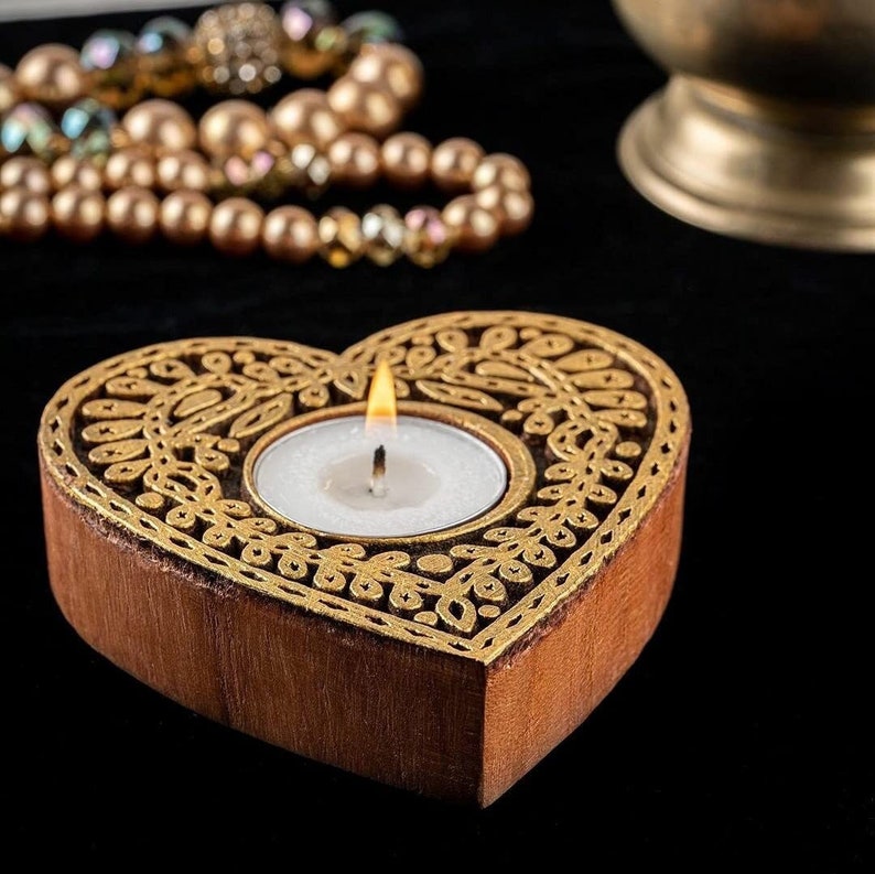 Porte-lampe à thé en forme de cœur gravé en bois vintage Appeal Indian Festival Decor Candle / Diya Holder, Wood Block Tea Light Candle i77-232 image 1