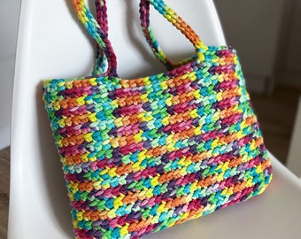 Borsa tote all'uncinetto arcobaleno. Borsa a tracolla spessa e colorata.