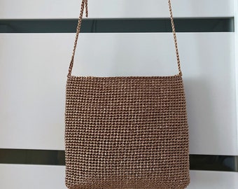 Petit sac en raphia marron brillant. Porte-monnaie en paille