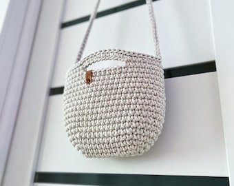 Kleine gehäkelte beige Korbtasche. Lässige Damen Crossbody. Umweltfreundliche Tasche