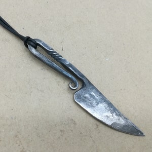 Kleine vikingmeshanger/smidsmes met gedraaid handvat/handgesmede ijzeren mesketting