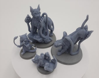 以下が含まれることがあります： ファンタジーな生き物の灰色のミニチュアフィギュア4体。フィギュアは円形の台座の上に置かれています。フィギュアは、翼のある猫のような生き物、尻尾のある猫のような生き物、尻尾のある猫のような生き物、尻尾のある猫のような生き物です。