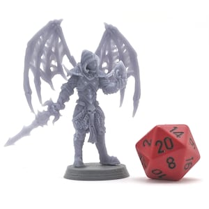 Fallen Aasimar Miniature: Omålad Resinfigur för D&D