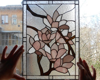 Panel de ventana con atrapasol de vitral con flores de magnolia