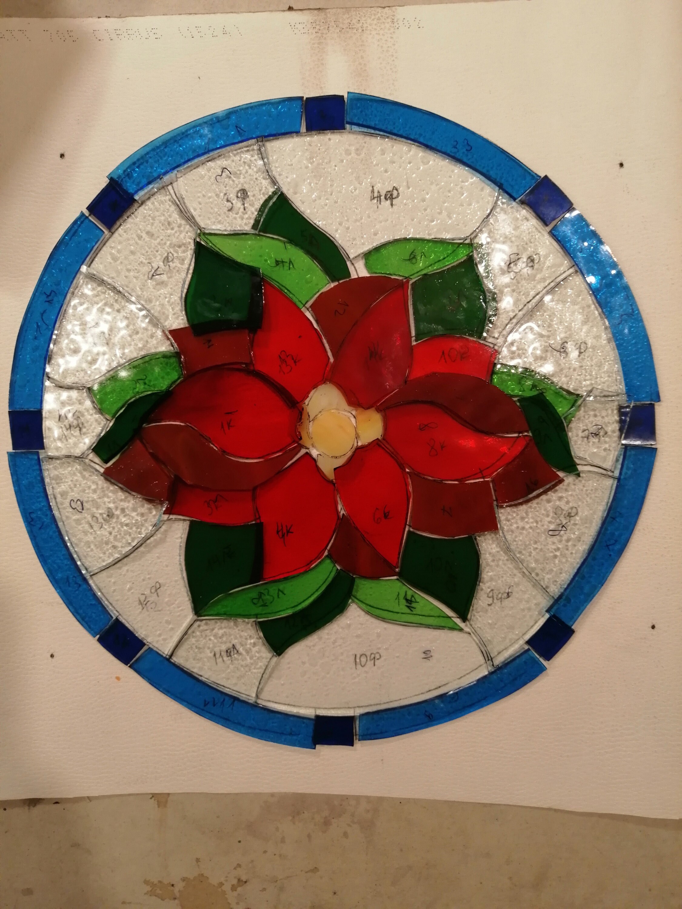 ポインセチアの花のクリスマスステンドグラスの窓吊り下げパネルサン