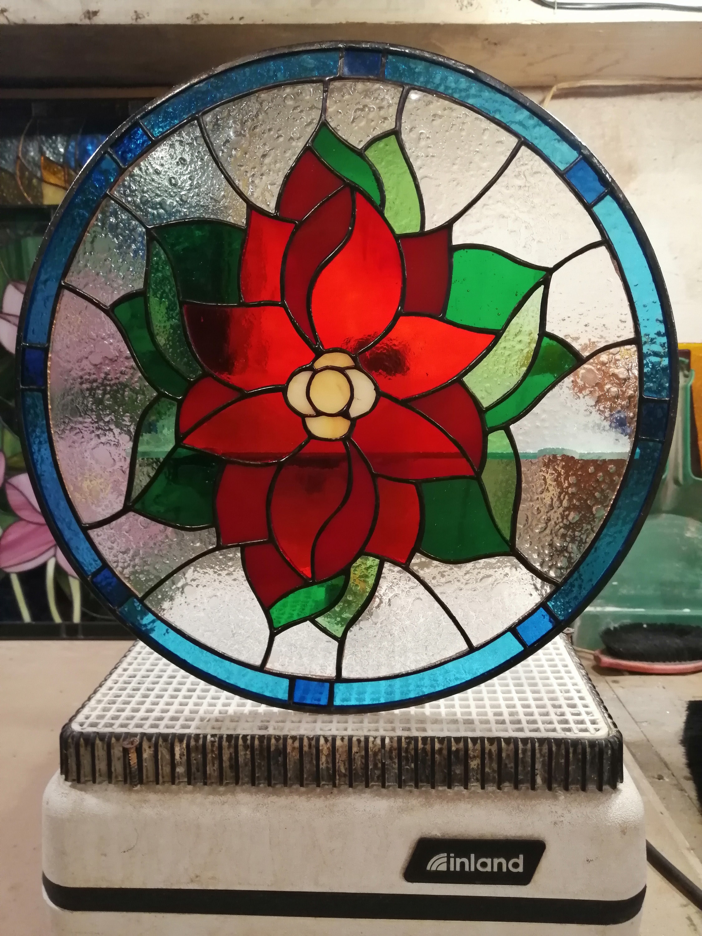 ポインセチアの花のクリスマスステンドグラスの窓吊り下げパネルサン