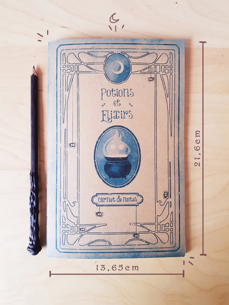 May include: A brown notebook with a blue and white design. The cover features a cauldron, a crescent moon, and the text "Potions et Elixirs" in a decorative font. The notebook is 13.65 inches wide and 21.66 inches tall.