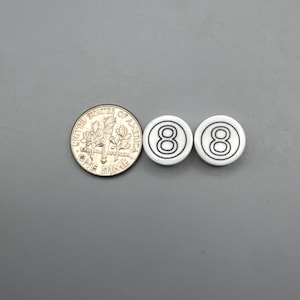 Bianco. Cabochon in scrimshaw (ricostruito) 12 mm