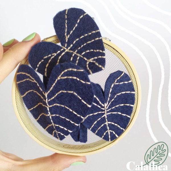 Broderie transparente philodendron gloriosum - Calathéa créations - décoration murale, fait main par une plant addict pour des plant lovers