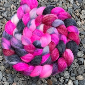 Blackberry Fade – Hand-Dyed Combed Top