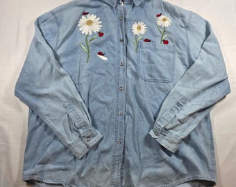 100 % Baumwolle, blaues Denim-Hemd mit Knopfleiste, Gänseblümchen-, Marienkäfer- und Strassstickerei im 80er-Jahre-Stil