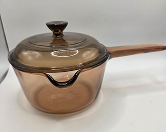 Vintage Pyrex Visions steelpan van amberkleurig glas met deksel en schenktuit, gemaakt in de VS, 0,5 liter, 1 liter.