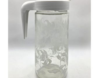 Vintage Tang Brand 1 Quart Glaskanna med Frostad Blommig Lilja Vitt Lock Karaff