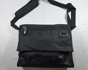 Y2K Diesel Schwarze Nylon-Umhängetasche mit Ton-in-Ton-Logo, verstellbarem Schultergurt