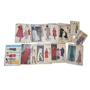 Puede incluir: Una colección de patrones de costura Vogue vintage con ilustraciones de vestidos, abrigos y otras prendas. Los patrones muestran varios diseños, incluyendo vestidos, abrigos y trajes, con textos como "Vogue's Basic Design" y "Chloe".