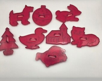 Vintage rote Kunststoff-Ausstechformen Satz von 8 Weihnachtsfeiertags-Tieren