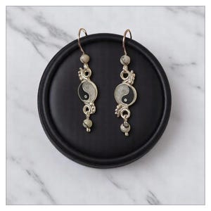 925 Silver yin and yang earrings inlaid mother of the pearl and onyx, decorated with jasper beads.