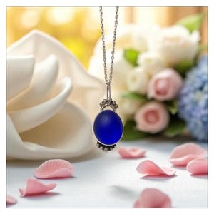 Collar de cristal marino de plata de ley hecho a mano. Colgante de cristal de playa azul oscuro. Joyería artesanal del Reino Unido.