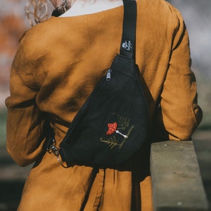 手刺繍のブラックベリーバッグ、キノコ、テングタケ、シダ、リネンヒップパック、フェスティバルバムバッグ、スモールクロスボディ、ナチュラルミニマリストファニーパック