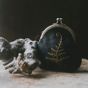 Sac à main noir fougère en lin brodé à la main, motif forêt, pochette vintage sombre