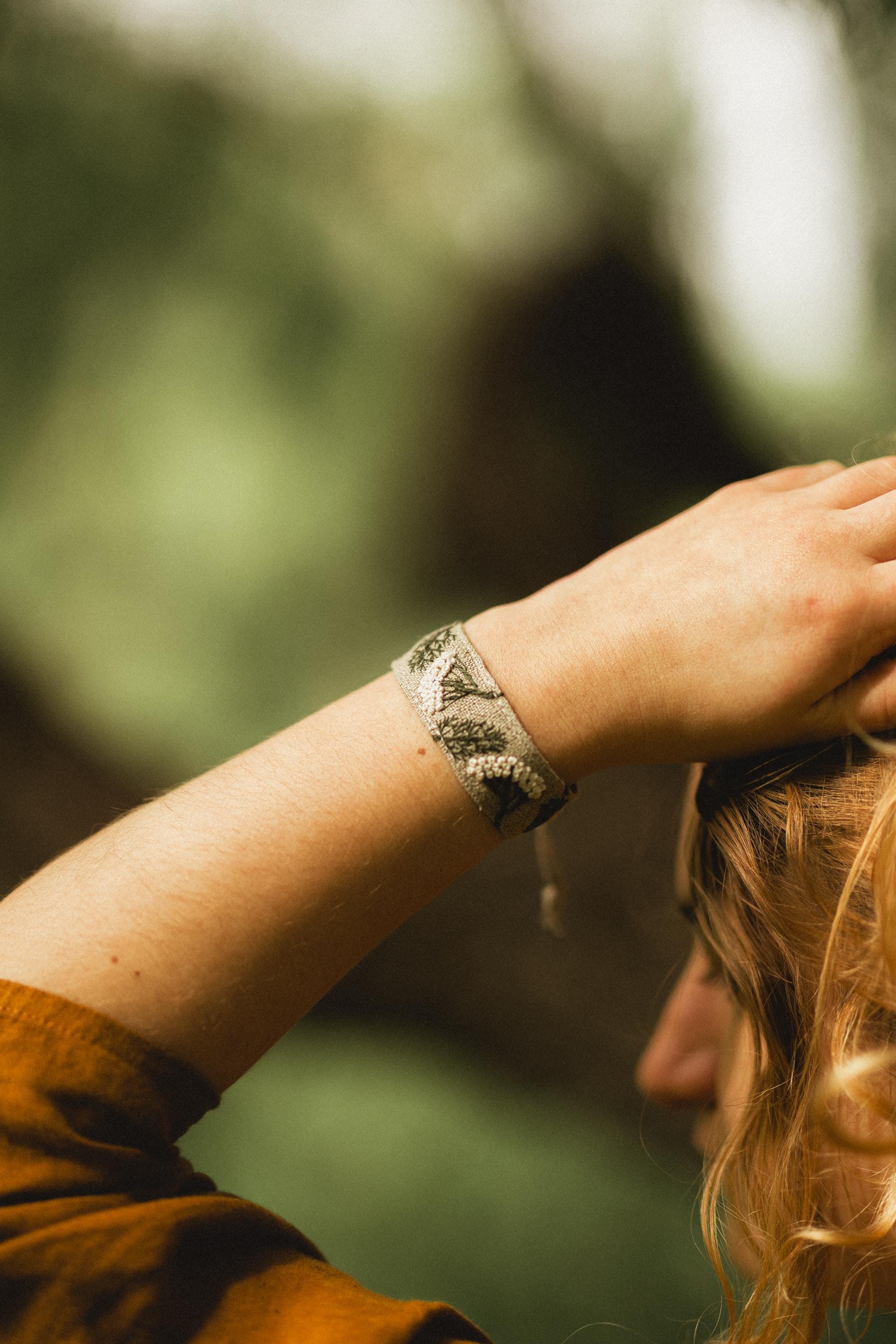 Linen Yarrow Bracelet, Hand-Embroidered Wildflower Cuff, Adjustable Nature-Inspired Wristband, Natural Botanical Jewelry