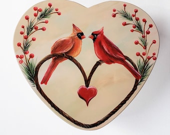 Besoin d'un cadeau original pour un couple spécial ? Ce bonbonnière peinte à la main avec 2 cardinaux est un cadeau parfait pour l'amateur d'oiseaux dans votre vie !