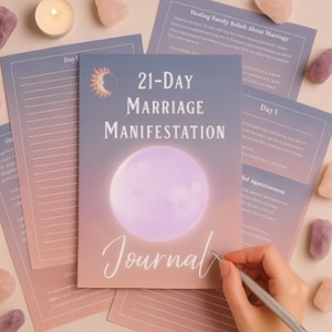 Pode incluir: Um diário intitulado "21-Day Marriage Manifestation" com um design celestial, apresentando um gráfico de lua e sol. O diário é cercado por folhas soltas e cristais. Uma caneta está posicionada acima do diário.